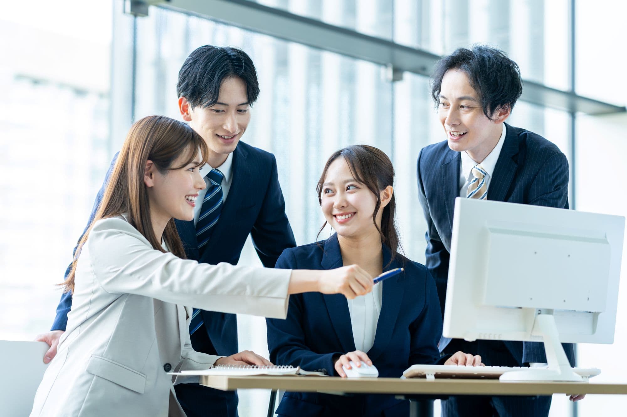 画面を見ながら進め方を相談するメンバー