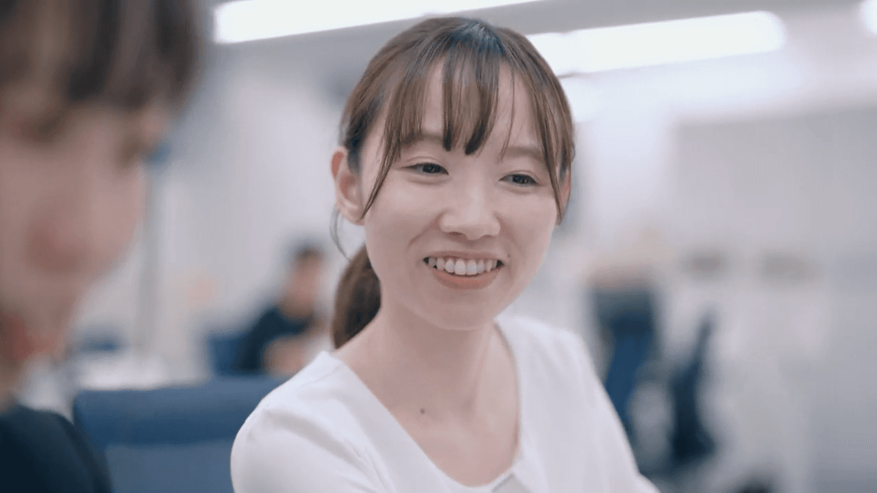 チームで笑い合う様子